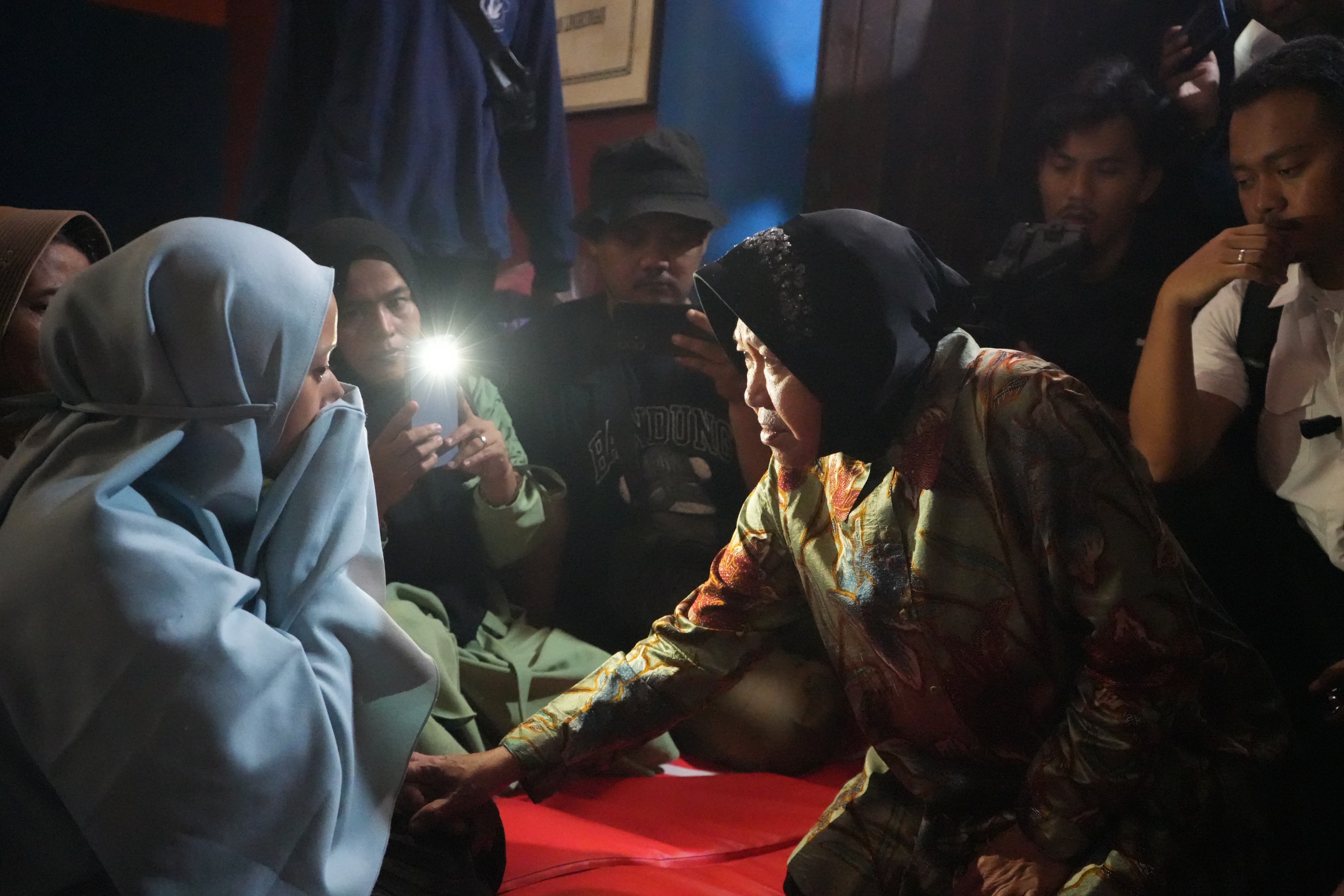 Mensos Risma Malam-malam Tinjau Korban Bencana di Kabupaten Bandung Barat